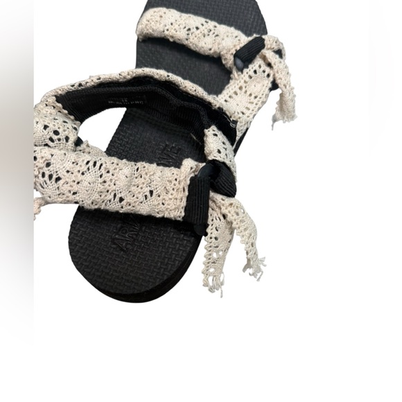 Arizona Love Women’s Cream Lace Trekky Sandals - Size 38 - Picture 5 of 12